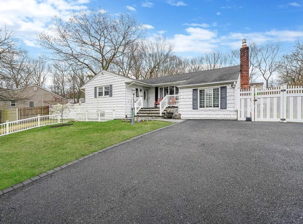 122 Ridgewood Avenue, Farmingville, NY 11738