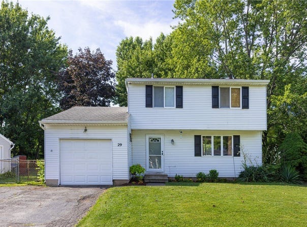 29 Huntington Parkway, Hamlin, NY 14464