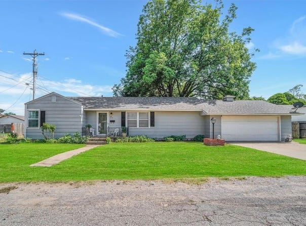 214 E Van Buren Street, Mangum, OK 73554
