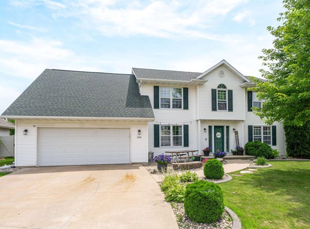 2600 HEARTHSTONE Drive, OSHKOSH, WI 54901