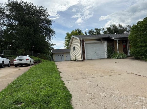5705 S 16th Street, St Joseph, MO 64504