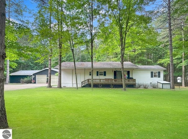 224 S Ferris Road, Sumner, MI 48889