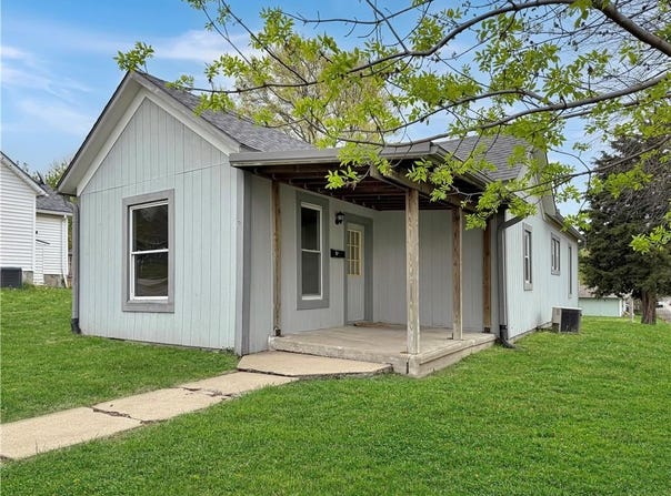11 E 23rd Street, Higginsville, MO 64037