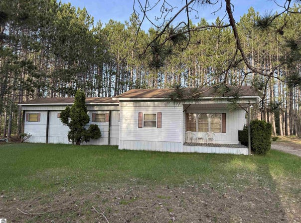 2737 County Road 633, Grawn, MI 49637