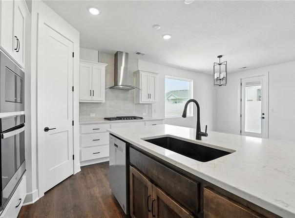 1660 Grayhawk Drive, Basehor, KS 66007