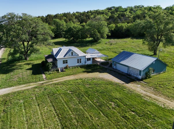 762 E 1100 Rd, Baldwin City, KS 66006
