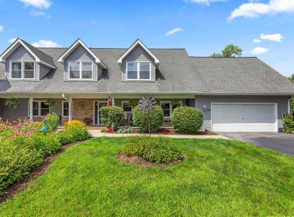 1722 Journeys Dr, Hartland, WI 53029
