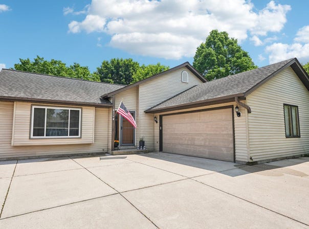 434 Glen View Ct, Slinger, WI 53086