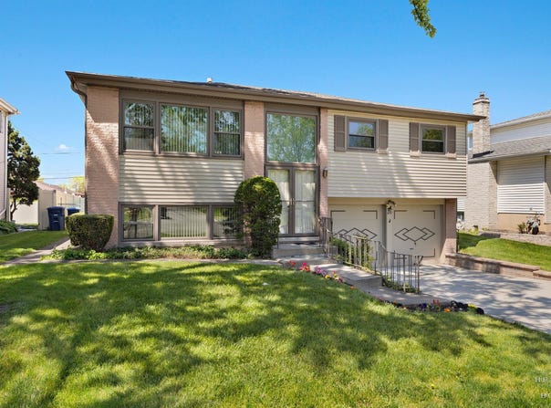632 Polynesian Drive, Des Plaines, IL 60016