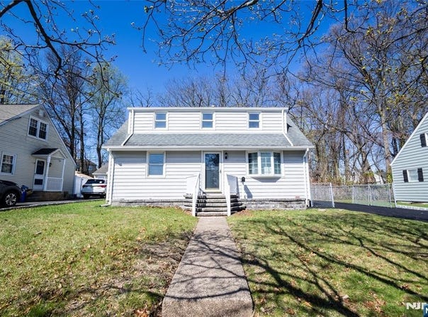 18 Farmingdale Avenue, Bloomfield, NJ 07003