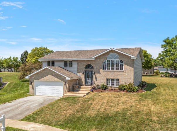 2722 Painted Leaf Court, Crown Point, IN 46307
