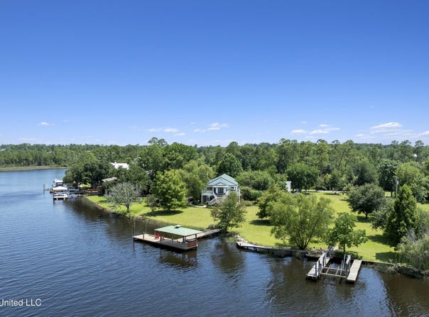 1099 Campbell Drive, Biloxi, MS 39532