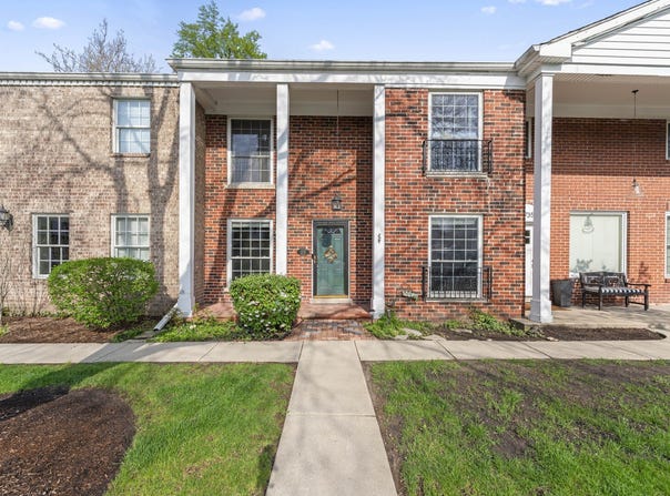 5731 Sutton Place, Hinsdale, IL 60521