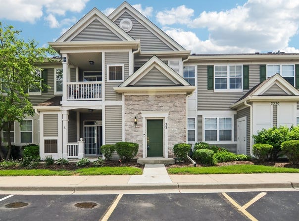 2220 Aurora Drive, Pingree Grove, IL 60140
