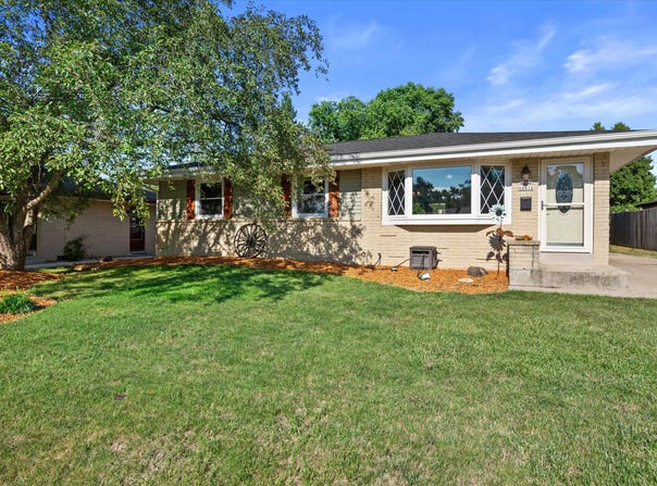 W148N8416 Albert Pl, Menomonee Falls, WI 53051