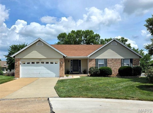 137 Black Lantern Trail, St Peters, MO 63376