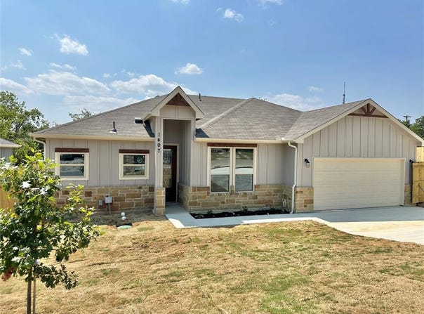 1407 N Rusk Street, Weatherford, TX 76086