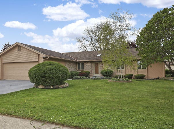 8124 W Imperial Dr, Franklin, WI 53132