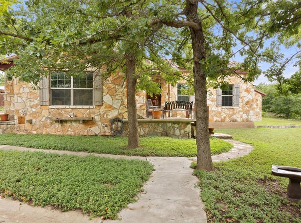 411 Kaanapali LN, Bastrop, TX 78602