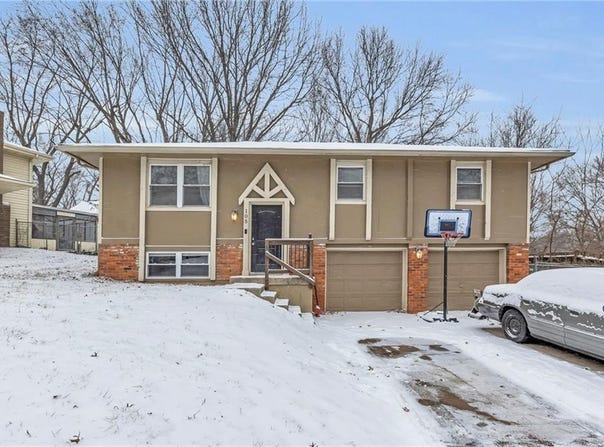 105 SW Gladstone Drive, Blue Springs, MO 64014