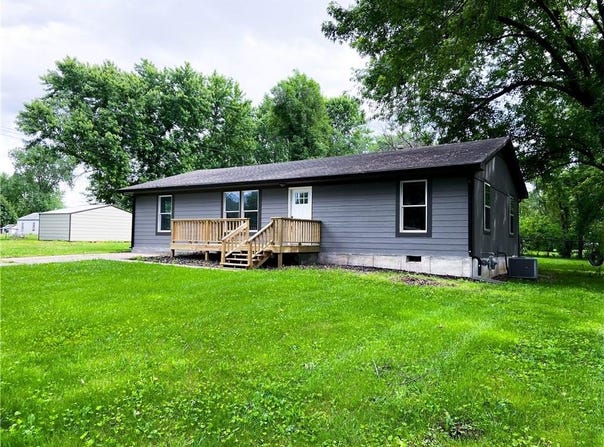 201 W Kelley Avenue, Leeton, MO 64761