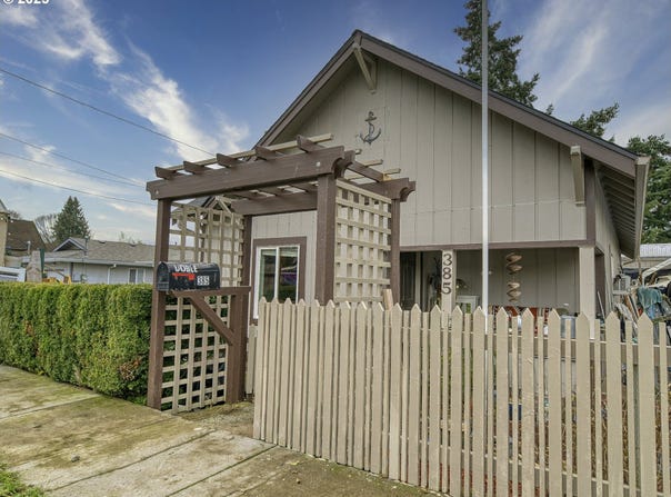 385 N 6TH St, StHelens, OR 97051