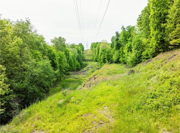 Edie Hill Road SE, Uhrichsville, OH 44683