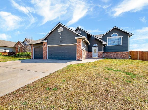 5240 E Ashton Ct, Bel Aire, KS 67220