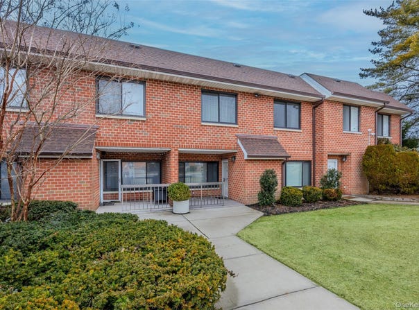 99 S Park Avenue, Rockville Centre, NY 11570