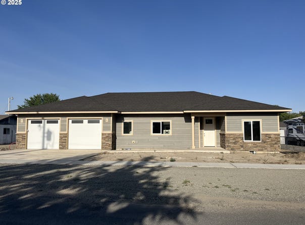 850 N SLOAN ST, Stanfield, OR 97875