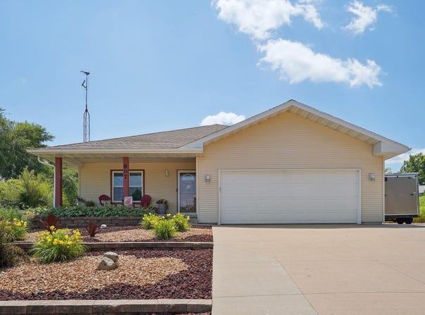 807 E Chestnut Street, Pardeeville, WI 53954