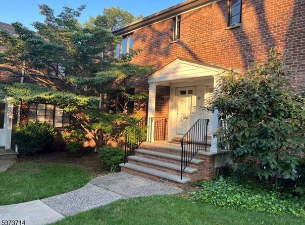 17a Troy Dr, Springfield Twp., NJ 07081-2002