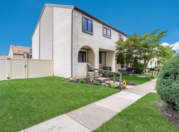 253 CLINTON COURT, SOUTHAMPTON, PA 18966