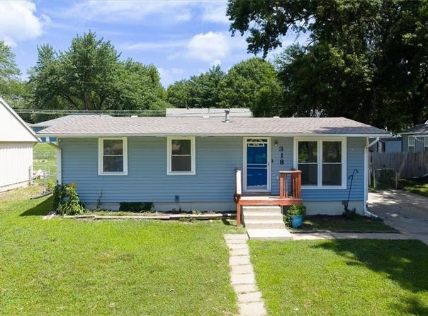318 Holiday Drive, Lansing, KS 66043