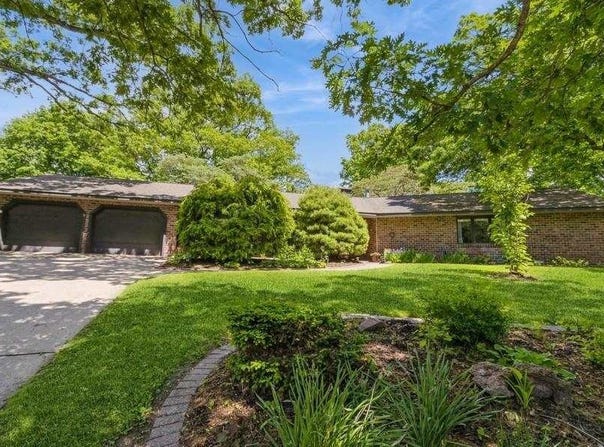 9 Penn Cir, IowaCity, IA 52245