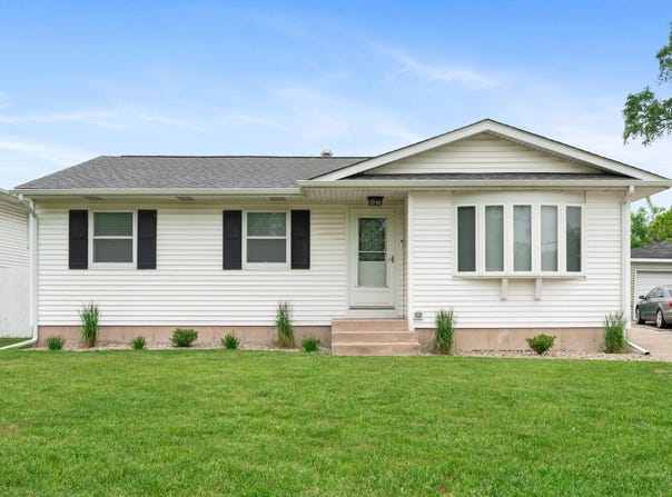 854 W 70th Place, Merrillville, IN 46410