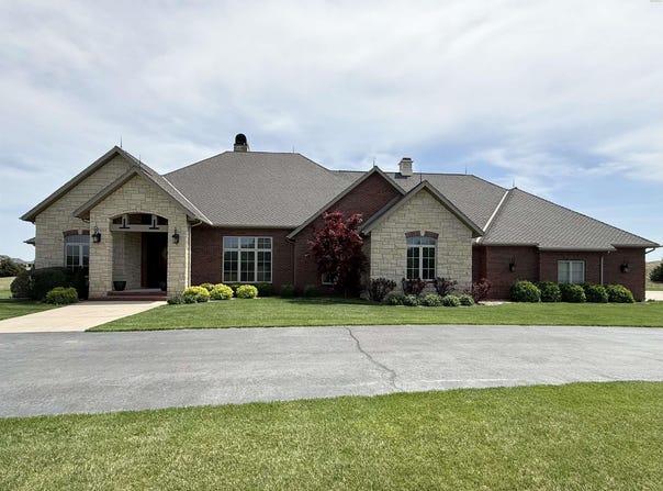 2915 Cedar Ridge Cir, Hutchinson, KS 67502