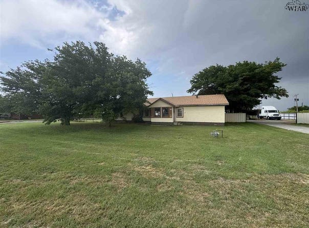 944 S WAGGONER STREET, Electra, TX 76360