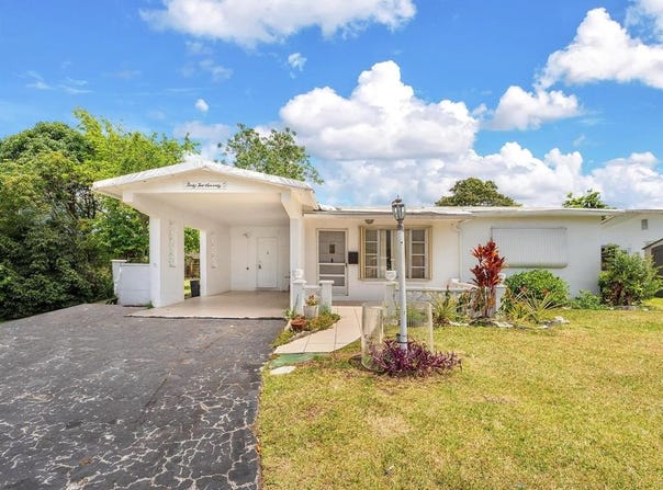 4270 NW 49th Ave, Lauderdale Lakes, FL 33319