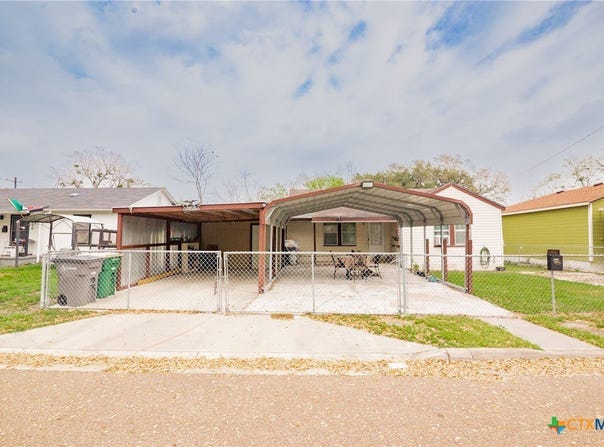 2208 E Brazos Street, Victoria, TX 77901