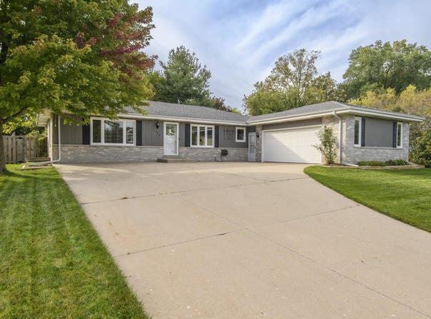 414 Whipple Tree Ln, Waterford, WI 53185