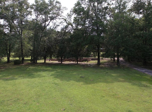 394 Woodridge Pl, Columbus, MS 39702