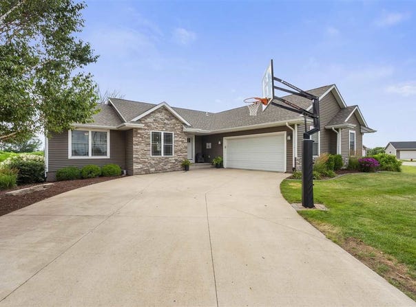 121 Hampton Circle, Williamsburg, IA 52361