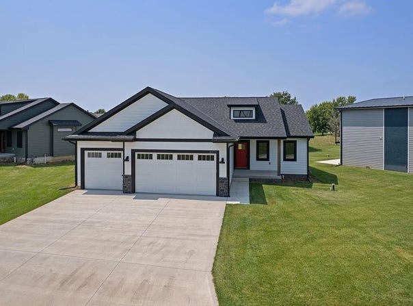 6674 Shadow Ridge Place, Columbus, NE 68601