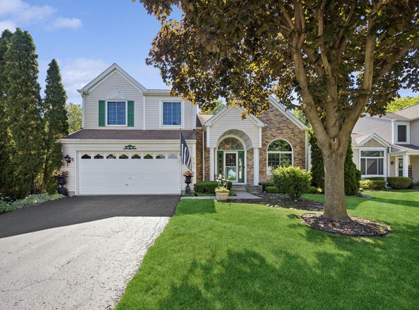 190 Lake Drive S, Algonquin, IL 60102