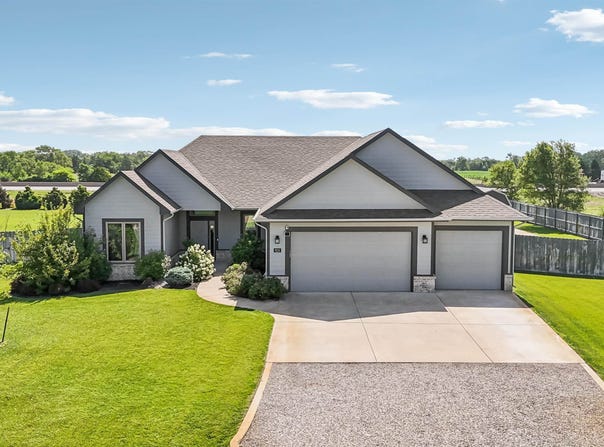 924 E Chukker Ln, Haysville, KS 67060