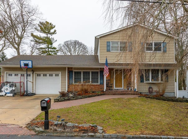 423 Alphabet Street, Holbrook, NY 11741