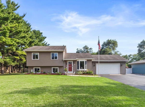 615 Andrew St, Eagle, WI 53119