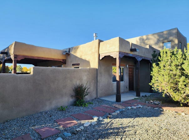 504 B Apache St, Taos, NM 87571