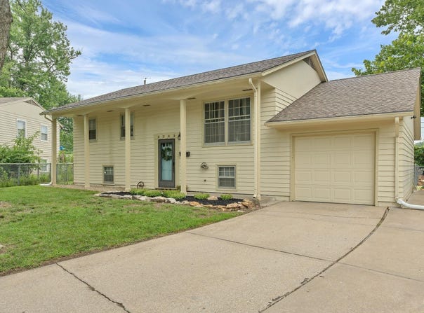 2568 SW Kent ST, Topeka, KS 66614